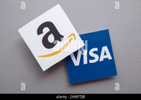 LONDON, Großbritannien – November 2021: Amazon- und Visa-Logos. Amazon plant, keine vom Vereinigten Königreich ausgestellten Visa-Zahlungen mehr zu akzeptieren Stockfoto