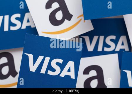 LONDON, Großbritannien – November 2021: Amazon- und Visa-Logos. Amazon plant, keine vom Vereinigten Königreich ausgestellten Visa-Zahlungen mehr zu akzeptieren Stockfoto