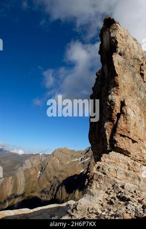 LE CIRQUE DE GAVARNIE DEPUIS LA BRECHE DE ROLAND (2807 M) ; AU FOND, LE PIC D'ASTAZOU (3012 M) ET LES SOMMETS DU CIRQUE DE TROUMOUSE, PARC NATIONAL DE Stockfoto