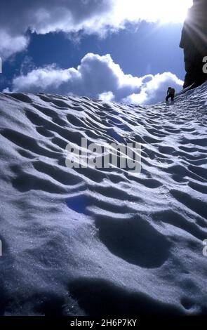 FRANKREICH. HAUTES-PYRENEES (65) CAMPAN-TAL, IN DER NÄHE VON SAINTE-MARIE-DE-CAMPAN. CONTRE-JOUR-FOTO EINES BERGSTEIGERS IM WESTLICHEN KORRIDOR DES PIC DE L'AR Stockfoto