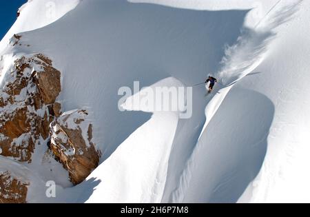 FRANKREICH. HAUTES-PYRENEES (65) DOMAINE DU TOURMALET IN DER NÄHE VON BAREGES. FREE-RIDE-SKIFAHRER (MANU BONNIOT) BEI VOLLER GESCHWINDIGKEIT AUF EINER SCHNEEVERWEHUNG IN DER NÄHE DES LAKE OF ONCET, SO Stockfoto