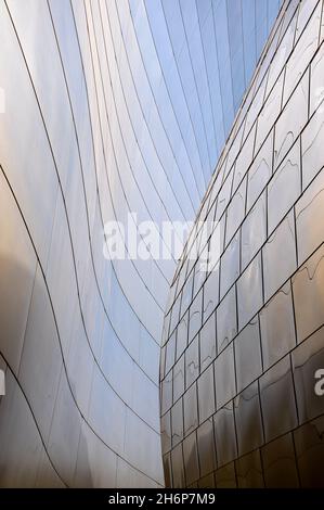 Details der Formen und Linien, zusammen mit ihren Reflexionen, des Walt Disney Concert Hall Gebäudes Stockfoto