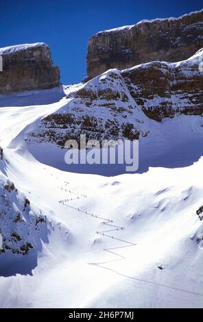 'COLLECTIVE' A SKI DE RANDONNEE SOUS LA BRECHE DE ROLAND (2807 M) DEPUIS LE PIC DU MOURGAT, PARC NATIONAL DES PYRENEES Stockfoto