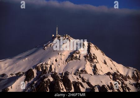 FRANKREICH. HAUTES-PYRENEES (65) DAS SKIGEBIET LA MONJIE. DIE SÜDWAND DES PIC DU MIDI DE BIGORRE (2876 M) IM WINTER VOM COUME DE PO AUS GESEHEN Stockfoto