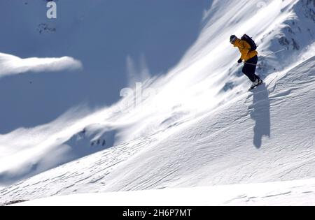 FRANKREICH. HAUTES-PYRENEES (65) DAS SKIGEBIET VON LA MONGIE. FREE-RIDE-SKIFAHRER (CYRIL ESPUGA) ABSEITS DER PISTE AUF EINEM KLEINEN KAMM IM CAMPANA-SEKTOR Stockfoto