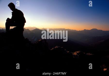 FRANKREICH. HAUTES-PYRENEES (65) NATIONALPARK DER PYRENÄEN. SONNENAUFGANG ÜBER DER PYRENÄEN-BERGKETTE UND DEM GAVARNIE-MASSIV VOM GIPFEL DES T AUS GESEHEN Stockfoto