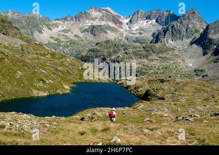 FRANKREICH, HAUTES PYRENEES, LOURON-TAL, LOUDENVIELLE, CLARABIDE-GEBIET, WANDERN ÜBER AYGUES TORTES SEEN, HINTERGRUND VON LINKS NACH RECHTS DIE GIPFEL BELLOC Stockfoto