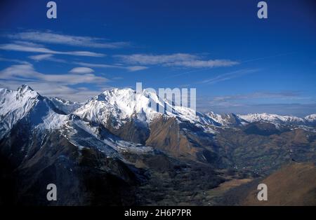 FRANKREICH, HAUTES PYRENÄEN, LUFTAUFNAHME DES AZUN-TALS VON OBERHALB DES DORFES ARRAS EN LAVEDAN, LINKS PIC DU MIDI D'ARRENS (2267 M), IN DER MITTE T Stockfoto
