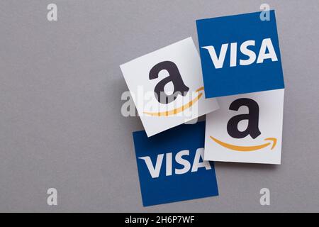 LONDON, Großbritannien – November 2021: Amazon- und Visa-Logos. Amazon plant, keine vom Vereinigten Königreich ausgestellten Visa-Zahlungen mehr zu akzeptieren Stockfoto