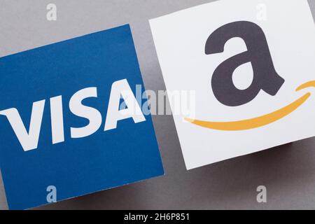 LONDON, Großbritannien – November 2021: Amazon- und Visa-Logos. Amazon plant, keine vom Vereinigten Königreich ausgestellten Visa-Zahlungen mehr zu akzeptieren Stockfoto