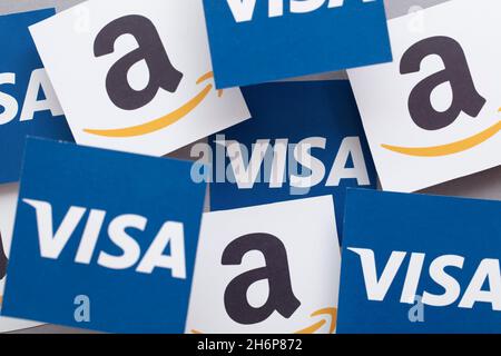 LONDON, Großbritannien – November 2021: Amazon- und Visa-Logos. Amazon plant, keine vom Vereinigten Königreich ausgestellten Visa-Zahlungen mehr zu akzeptieren Stockfoto