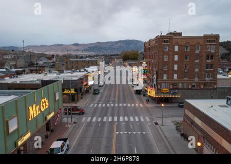 ELY, VEREINIGTE STAATEN - 02. Nov 2021: Der historische Highway 50 führt durch die Innenstadt von Ely, Nevadas historischen Glücksspielkern, vorbei an mehreren Casinos. Stockfoto