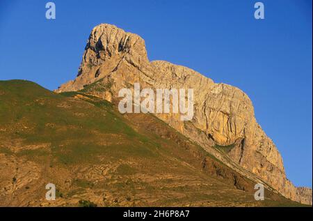 COUCHER DE SOLEIL SUR LA PENA DEL OMBRE (1989 M) DEPUIS LE COL DE PLANA CANAL, PRES DU CASTILLO MAYOR, UNE MONTAGNE OU NICHE LE GYPAETE BARBU, PARC NA Stockfoto