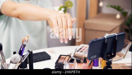 Beauty-Bloggerin Frau zeigt Video-Tutorial, wie man für Handhaut von Schäden im Winter während der kalten Jahreszeit zu pflegen. Stockfoto