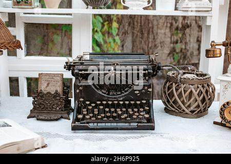 Alte, alte Schreibmaschine in schäbig schickem Interieur Stockfoto