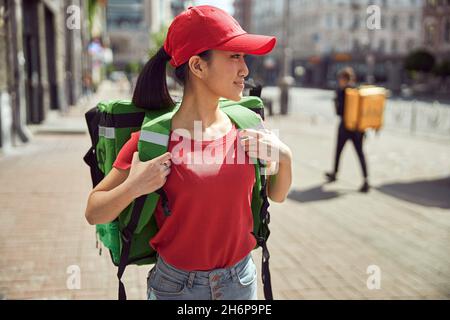Entbindung Dame im Freien während Coronavirus Pandemie Stockfoto