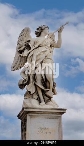 Engel mit Lance von Dominico Guidi auf der Ponte Sant Angelo in Rom, Italien Stockfoto