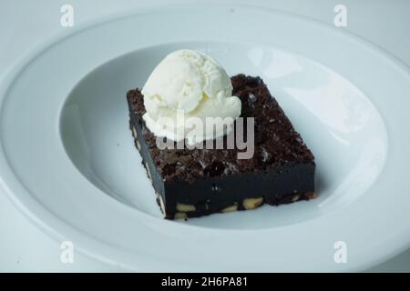 Brownie und Eiscreme auf dem Teller auf dem Tisch Stockfoto