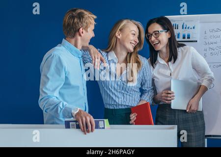 Porträt eines Geschäftsteams, das zusammenstand und lachte. Stockfoto