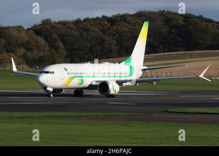 5T-CLJ, eine Boeing 737 MAX 8 von Mauretanien Airlines, die vom Prestwick International Airport in Ayrshire, Schottland, abgeflogen ist, war das Flugzeug in Schottland, um mauretanische Delegierte zur COP26-Klimakonferenz in der nahe gelegenen Stadt Glasgow zu bringen. Stockfoto