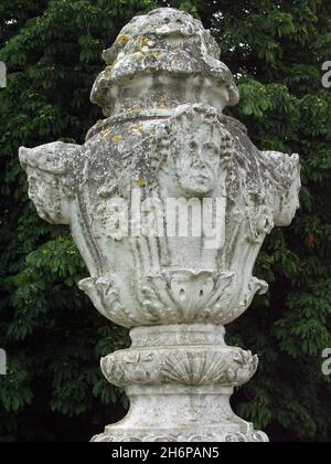 Stein-Urne im Schlosspark, Tamworth, Staffordshire, England, UK Stockfoto