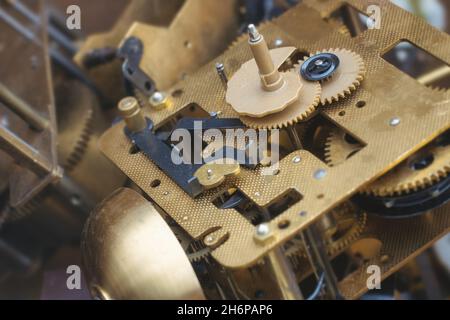 Rustikaler Uhrwerk, Nahaufnahme des alten Uhrwerks mit Zahnrädern. Selektiver Fokus. Stockfoto
