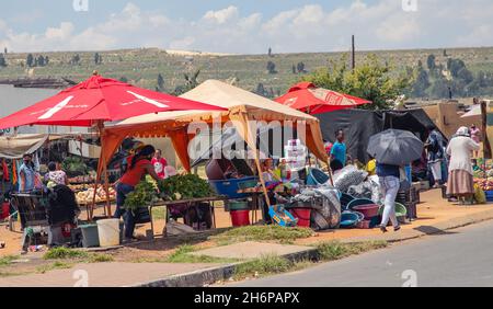 Johannesburg, Südafrika - 3. März 2021: Händler am Straßenrand, die Gemüse und Lebensmittel verkaufen. Stockfoto