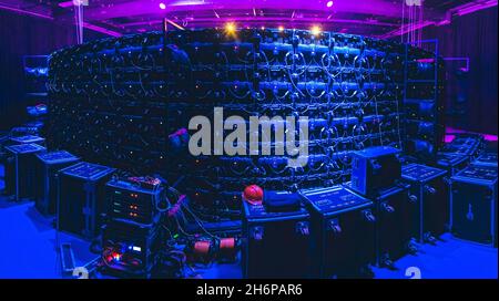 Johannesburg, Südafrika - 23rd. Januar, 2021: LED-Bildschirm-Panels, wie von der Rückseite gesehen. Großer LED-Bildschirm Stockfoto