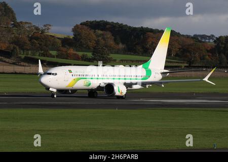 5T-CLJ, eine Boeing 737 MAX 8 von Mauretanien Airlines, die vom Prestwick International Airport in Ayrshire, Schottland, abgeflogen ist, war das Flugzeug in Schottland, um mauretanische Delegierte zur COP26-Klimakonferenz in der nahe gelegenen Stadt Glasgow zu bringen. Stockfoto