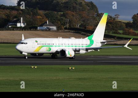 5T-CLJ, eine Boeing 737 MAX 8 von Mauretanien Airlines, die vom Prestwick International Airport in Ayrshire, Schottland, abgeflogen ist, war das Flugzeug in Schottland, um mauretanische Delegierte zur COP26-Klimakonferenz in der nahe gelegenen Stadt Glasgow zu bringen. Stockfoto