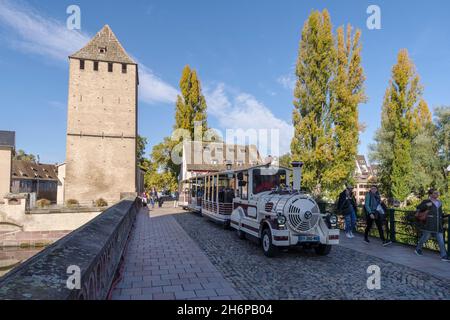 Die überdachten Brücken, auch bekannt als die Ponts Couverts, über der Ill in Straßburg Stockfoto