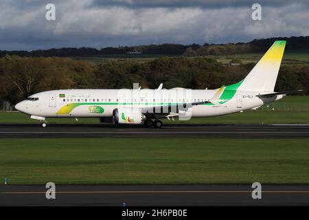 5T-CLJ, eine Boeing 737 MAX 8 von Mauretanien Airlines, die vom Prestwick International Airport in Ayrshire, Schottland, abgeflogen ist, war das Flugzeug in Schottland, um mauretanische Delegierte zur COP26-Klimakonferenz in der nahe gelegenen Stadt Glasgow zu bringen. Stockfoto