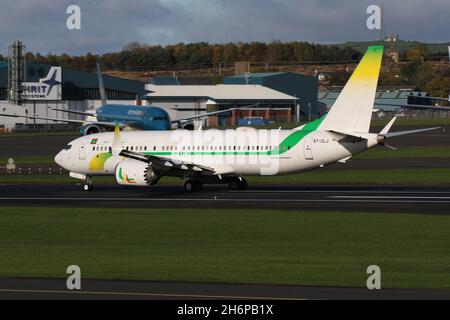 5T-CLJ, eine Boeing 737 MAX 8 von Mauretanien Airlines, die vom Prestwick International Airport in Ayrshire, Schottland, abgeflogen ist, war das Flugzeug in Schottland, um mauretanische Delegierte zur COP26-Klimakonferenz in der nahe gelegenen Stadt Glasgow zu bringen. Stockfoto