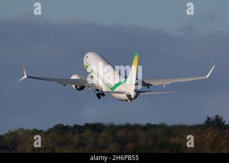 5T-CLJ, eine Boeing 737 MAX 8 von Mauretanien Airlines, die vom Prestwick International Airport in Ayrshire, Schottland, abgeflogen ist, war das Flugzeug in Schottland, um mauretanische Delegierte zur COP26-Klimakonferenz in der nahe gelegenen Stadt Glasgow zu bringen. Stockfoto