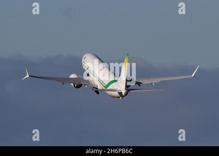 5T-CLJ, eine Boeing 737 MAX 8 von Mauretanien Airlines, die vom Prestwick International Airport in Ayrshire, Schottland, abgeflogen ist, war das Flugzeug in Schottland, um mauretanische Delegierte zur COP26-Klimakonferenz in der nahe gelegenen Stadt Glasgow zu bringen. Stockfoto