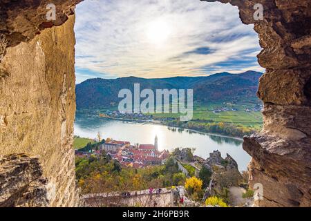 Dürnstein: Donau, Dürnstein Altstadt und Klosterkirche, Blick von der Dürnstein Burgruine in Wachau, Niederösterreich, Niederösterreich, Aust Stockfoto