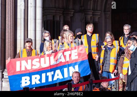 London, England, Großbritannien 17. November 2021 Klimaaktivisten aus Großbritannien verlassen die Royal Courts of Justice nach der Inhaftierung von neun Mitgliedern der Gruppe wegen angeblicher Verletzung von Verfügungen, die darauf ausgelegt sind, störenden Protest einzuschränken. Der Sprecher der Gruppe Tracey Mallaghan gab im Namen der Gruppe eine Erklärung ab. Stockfoto