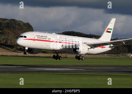 A6-PFG, ein Boeing 787 Dreamliner, der von den Vereinigten Arabischen Emiraten (Abu Dhabi Amiri Flight) in einer VIP-Rolle betrieben wird und am Prestwick International Airport in Ayrshire, Schottland, ankommt. Das Flugzeug war in Schottland, um Delegierte zu sammeln, die an der COP26-Klimakonferenz in der nahe gelegenen Stadt Glasgow teilgenommen hatten. Stockfoto