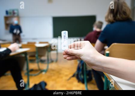 Kranj, Slowenien. November 2021. Eine Schülerin zeigt das Ergebnis ihres schnellen COVID-19-Antigen-Selbsttests in einer Grundschule in Kranj.ab Mittwoch müssen sich die Grund- und Sekundarschüler in Slowenien dreimal pro Woche in der Schule selbst testen, da das Land mit einem schweren COVID-19-Ausbruch konfrontiert ist. Kredit: SOPA Images Limited/Alamy Live Nachrichten Stockfoto