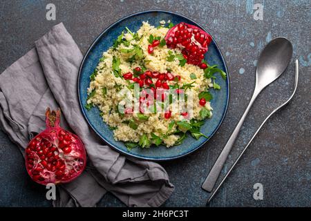 Tabbouleh-Salat mit Couscous und Granatapfel Stockfoto