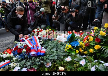 Prag, Tschechische Republik. November 2021. DER Vorsitzende DER BÜRGERMEISTER und Unabhängigen, Vit Rakusan, links, zündet unter der Gedenktafel die Kerze an, die die Ereignisse vom 1989. November in der Narodni-Straße in Prag, Tschechische republik, am 17. November 2021 markiert. Quelle: VIT Simanek/CTK Photo/Alamy Live News Stockfoto