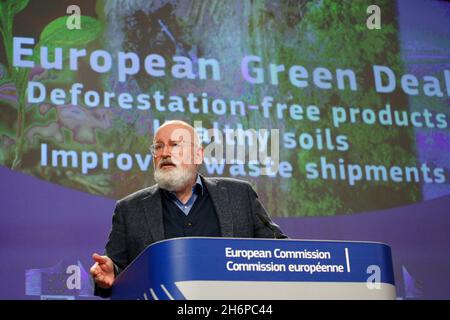 Brüssel, Belgien. November 2021. Frans TIMMERMANS, Vizepräsident der Europäischen Kommission und zuständig für den Europäischen Green Deal, hält eine Pressekonferenz zu einem Paket von Vorschlägen zu Boden, Abfallverschiffung und Entwaldung im Anschluss an die Sitzung des Kollegiums der Europäischen Kommission ab. Brüssel, Belgien, Den 17. November 2021. (Bild: © Valeria Mongelli/ZUMA Press Wire) Stockfoto