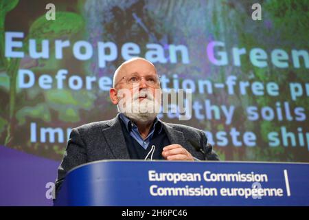 Brüssel, Belgien. November 2021. Frans TIMMERMANS, Vizepräsident der Europäischen Kommission und zuständig für den Europäischen Green Deal, hält eine Pressekonferenz zu einem Paket von Vorschlägen zu Boden, Abfallverschiffung und Entwaldung im Anschluss an die Sitzung des Kollegiums der Europäischen Kommission ab. Brüssel, Belgien, Den 17. November 2021. (Bild: © Valeria Mongelli/ZUMA Press Wire) Stockfoto