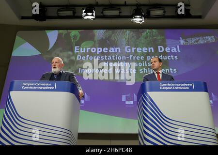 Brüssel, Belgien. November 2021. Frans TIMMERMANS (links), Vizepräsident der Europäischen Kommission und EU-Kommissar für Umwelt, Ozeane und Fischerei, Virginijus SINKEVICIUS, halten im Anschluss an die Sitzung des Kollegiums der Europäischen Kommission eine Pressekonferenz über ein Paket von Vorschlägen zu Boden, Abfalltransport und Entwaldung ab. Brüssel, Belgien, Den 17. November 2021. (Bild: © Valeria Mongelli/ZUMA Press Wire) Stockfoto