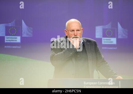 Brüssel, Belgien. November 2021. Frans TIMMERMANS, Vizepräsident der Europäischen Kommission und zuständig für den Europäischen Green Deal, hält eine Pressekonferenz zu einem Paket von Vorschlägen zu Boden, Abfallverschiffung und Entwaldung im Anschluss an die Sitzung des Kollegiums der Europäischen Kommission ab. Brüssel, Belgien, Den 17. November 2021. (Bild: © Valeria Mongelli/ZUMA Press Wire) Stockfoto