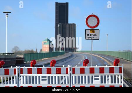 Leer, Deutschland. November 2021. Die Jann Berghaus Brücke über die Ems wurde angehoben und geschlossen. Im anhaltenden Lohnstreit für die Landesmitarbeiter setzte die Niedersächsische Gewerkschaft Verdi ihre Warnstreiks fort. Mitarbeiter des Geschäftsbereichs Aurich des Niedersächsischen Landesamtes für Straßenbau und Verkehr (NLStBV) verließen die bewegliche Brücke zusammengefaltet. (To dpa 'wieder Warnstreiks im öffentlichen Dienst - Brücke in leer geschlossen') Quelle: Lars-Josef Klemmer/dpa/Alamy Live News Stockfoto