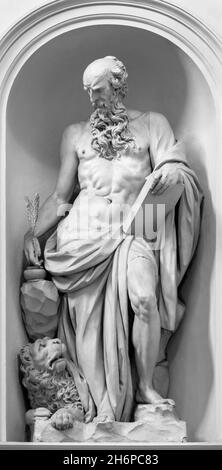 ROM, ITALIEN - 31. AUGUST 2021: Die Statue des heiligen Hieronymus in der Kirche Chiesa San Bernardo alle Terme von Camillo Mariani (1600). Stockfoto