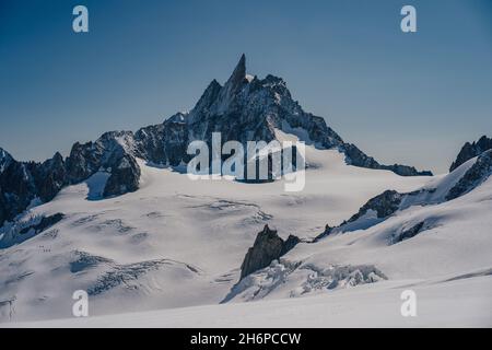 Blick auf die Gletscher des Mont-Blanc-Massivs und den berühmten Dent du Geant, Chamonix, Frankreich. Stockfoto