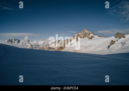 Blick auf die Gletscher des Mont-Blanc-Massivs und den berühmten Dent du Geant, Chamonix, Frankreich. Stockfoto