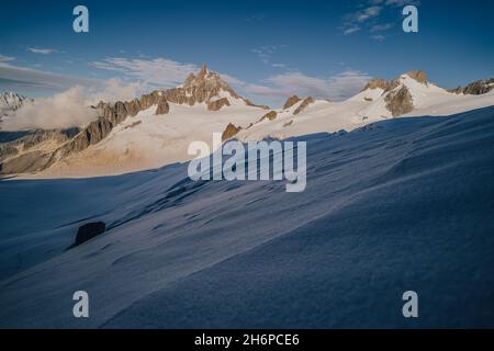 Blick auf die Gletscher des Mont-Blanc-Massivs und den berühmten Dent du Geant, Chamonix, Frankreich. Stockfoto